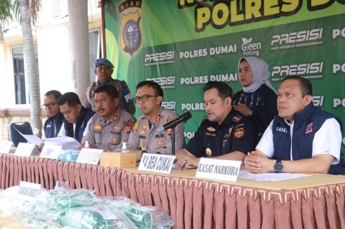 Kapolres Dumai, AKBP Angga F Herlambang memimpin kegiatan konferensi pers pengungkapan 27,2 kg sabu senilai Rp26 miliar, Rabu (17/6/2026).(foto: bambang/halloriau.com)