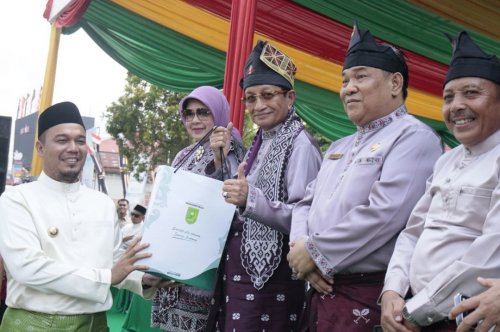 Dipimpin Bupati Inhu, Ade Agus Hartanto, kafilah Inhu tampil total di pembukaan MTQ ke-44 Riau Kuansing.(foto: istimewa)