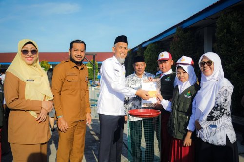 Walikota Dumai, H Paisal menyerahkan SK Relawan Kebersihan Sekolah kepada perwakilan siswa saat launching program relawan kebersihan sekolah di SMP Santo Tarcisius, Senin (25/5/2026).(foto: bambang/halloriau.com)