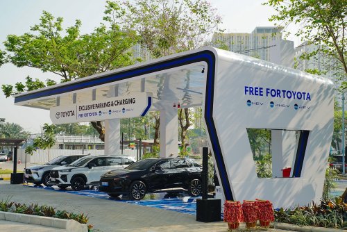 Toyota sediakan 28 parkir khusus kendaraan elektrifikasi.(foto: istimewa)