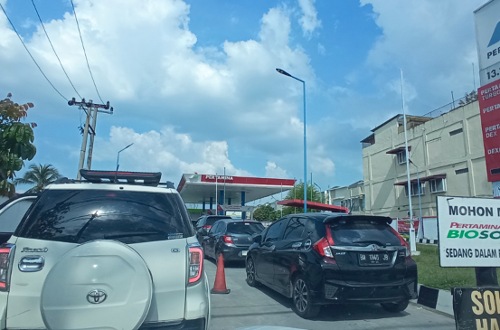 Antrean panjang kendaraan saat mengisi BBM Pertalite di SPBU Arengka.(foto: barkah/halloriau.com)