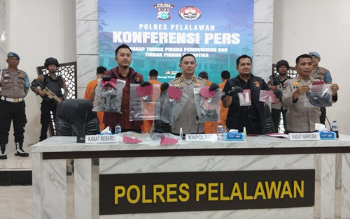 Kapolres Pelalawan AKBP Afrizal Asri saat konferensi pers di Aula Teluk Meranti Polres Pelalawan  (foto/andi)