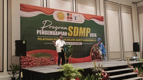 Komisaris Utama PT Bestari, Dr. Gulat Medali Emas Manurung saat penutupan pelatihan budidaya sawit di Pekanbaru (foto/riki)
