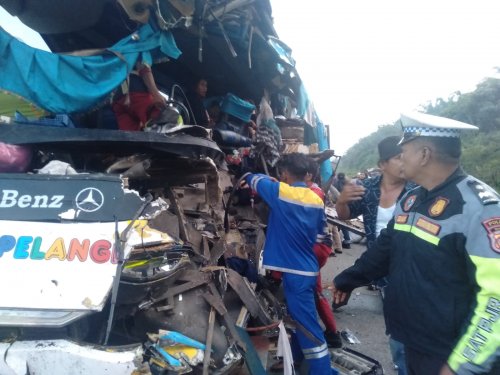 Kecelakaan Bus Pelangi di Jalan Tol Pekanbaru–Dumai KM 2 (foto/ist)