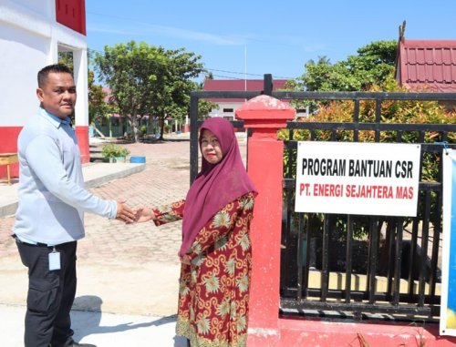 Perwakilan PT Energi Sejahtera Mas menyerahkan secara simbolis pembangunan jalan akses kepada SD Negeri 005 Lubuk Gaung.