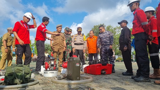 Bupati Kepulauan Meranti, Asmar saat meninjau alat penanganan Karhutla (foto/ist)