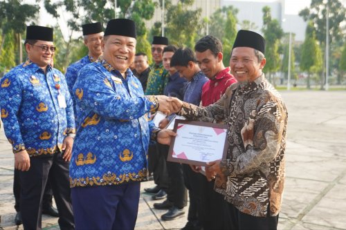 Plt Gubri SF Hariyanto serahkan penghargaan untuk 10 koperasi lintas daerah di Riau (foto/ist)