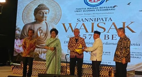 Ribuan umat Buddha padati Furaya Pekanbaru, Sannipata Waisak 2570 BE berlangsung meriah (foto/int)