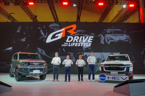 Jajaran top manajemen PT TAM usai Toyota GAZOO Racing Press Conference di booth Toyota.(foto: istimewa)