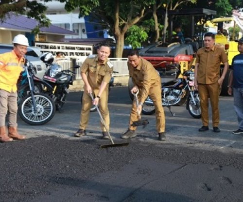Walikota Pekanbaru, Agung bersama Wawako Markarius Anwar meninjau perbaikan jalan rusak (foto/ist)